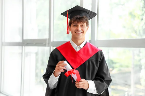 Mężczyzna Absolwent Student Dyplomem Pobliżu Okna Pokoju — Zdjęcie stockowe