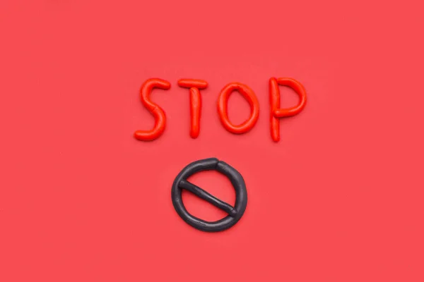 Rood Woord Stop Met Bord Gemaakt Van Speeldeeg Rode Achtergrond — Stockfoto