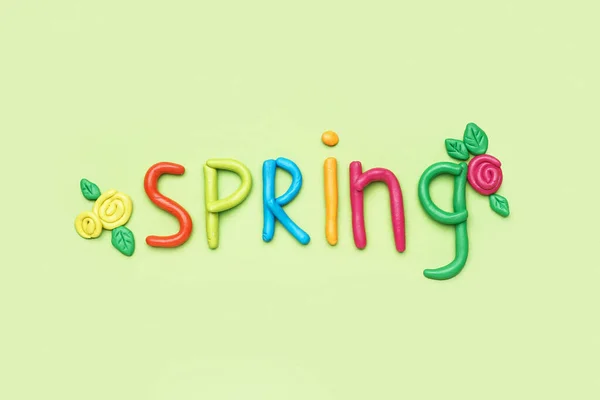 用浅绿色背景的面团做的单词Spring — 图库照片