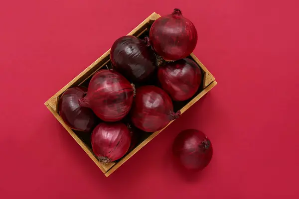 Wooden Box Fresh Red Onions Color Background — Stock Photo, Image