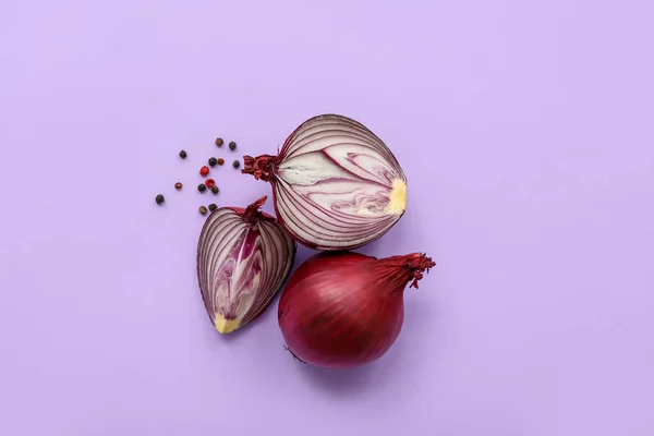 Fresh Red Onions Peppercorn Lilac Background — Stock Photo, Image