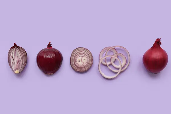 Frische Rote Zwiebeln Auf Fliederfarbenem Hintergrund — Stockfoto