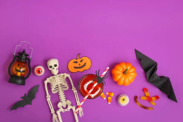 Composição Com Copo Delicioso Coquetel Para Halloween Esqueleto Abóbora Doces — Fotografia de Stock
