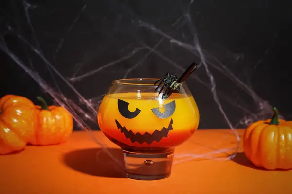 Szklanka Pysznego Pomarańczowego Koktajlu Dyń Halloween Tle Kolorów Zbliżenie — Zdjęcie stockowe