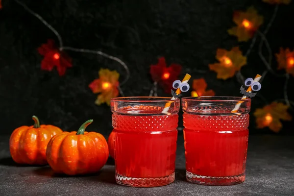 Szklanki Pysznego Koktajlu Halloween Dynie Ciemnym Tle Zbliżenie — Zdjęcie stockowe