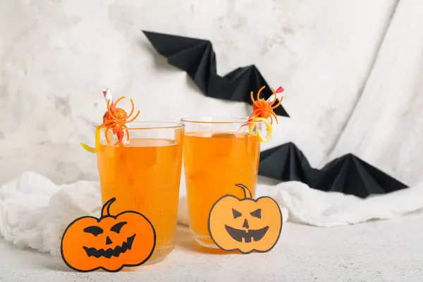 Szklanki Pysznego Pomarańczowego Koktajlu Halloween Papierowymi Dyniami Pająkami Jasnym Tle — Zdjęcie stockowe