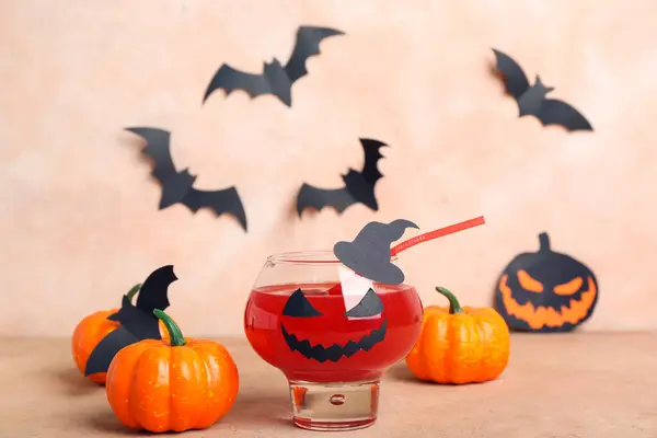 Szklanka Pysznego Czerwonego Koktajlu Halloween Dyniami Papierowym Wystrojem Beżowym Tle — Zdjęcie stockowe