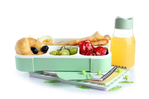 Lunchbox Pysznym Jedzeniem Butelką Soku Artykułami Piśmiennymi Białym Tle — Zdjęcie stockowe