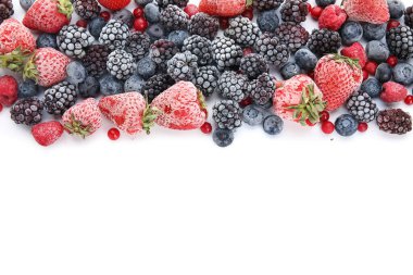 donmuş meyveler beyaz arkaplanda