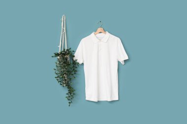 Mavi arka planda asılı şık beyaz tişört