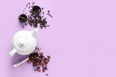 Çaydanlık ve kurutulmuş çay renginde kompozisyon