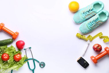 Glukometre, sağlıklı yiyecekler, steteskop ve beyaz arka planda spor ayakkabılar. Diyabet kavramı