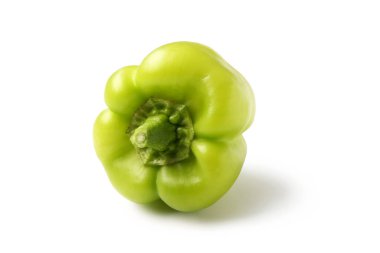 Beyaz arkaplanda yeşil dolma biber