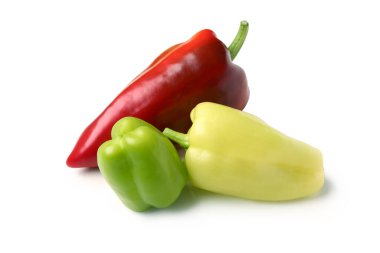 Beyaz arka planda farklı dolmalık biberler