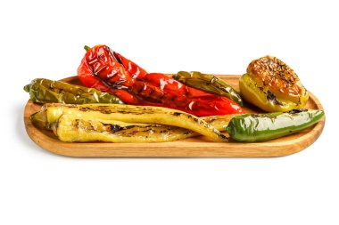 Beyaz arka planda ızgara biberli ahşap tahta.