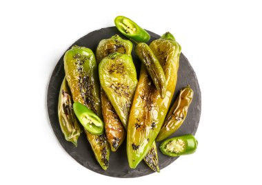 Beyaz arka planda ızgara kırmızı biberli tahta.