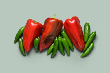 Yeşil arka planda farklı taze biberler