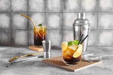 Masada bir bardak soğuk Long Island buzlu çayı