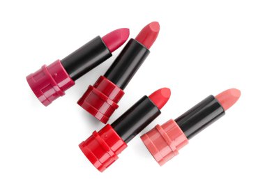 Beyaz arkaplanda farklı kırmızı rujlar