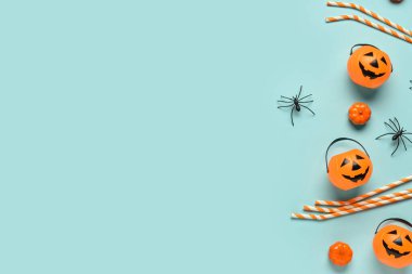 Kağıt pipetli kompozisyon ve renkli arka planda güzel Cadılar Bayramı süslemeleri