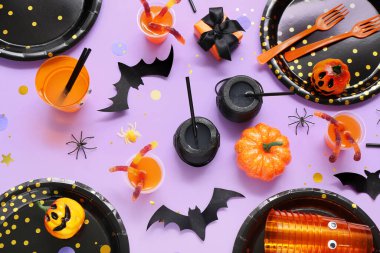 İçkilerle şenlik masası ve leylak masasında Cadılar Bayramı süsü.