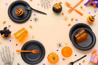 Bej arka planda Cadılar Bayramı süslemeleri ile festival masası ayarlarından yapılmış çerçeve