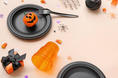 Bej arka planda Cadılar Bayramı süslemeleri olan şenlik masası