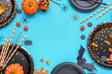 Mavi arkaplanda Cadılar Bayramı süslemeleri olan şenlik masasından yapılmış çerçeve