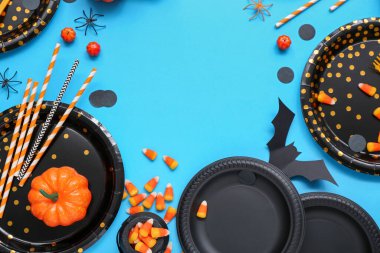 Mavi arkaplanda Cadılar Bayramı süslemeleri olan şenlik masasından yapılmış çerçeve