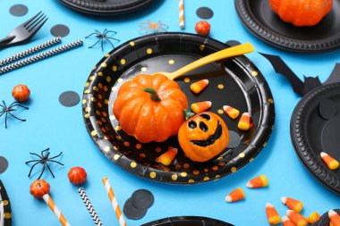 Mavi arka planda Cadılar Bayramı süslemeleri olan şenlik masası.