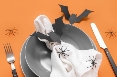 Cadılar Bayramı yarasaları ve turuncu arka planda örümcekleri olan şölen masası.