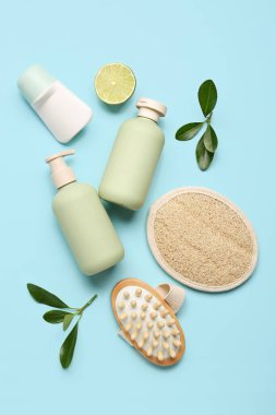 Renkli arka planda kozmetik ve banyo malzemeleriyle kompozisyon