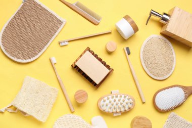 Sarı arka planda kozmetik ürünleri ve banyo malzemeleriyle kompozisyon