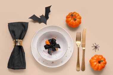 Cadılar Bayramı balkabakları ve bej arka planda yarasa ile şenlik masası