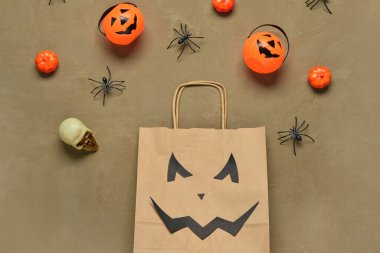 Alışveriş çantalı kompozisyon ve Grunge arka planında Cadılar Bayramı süslemeleri