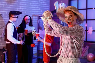 Cadılar Bayramı partisinde kostümlü genç adam