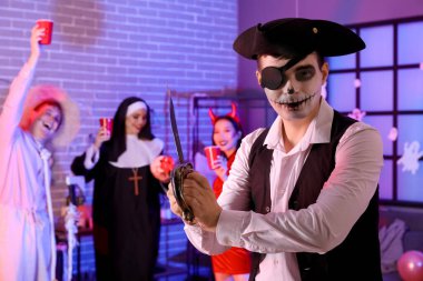 Cadılar Bayramı partisinde korsan gibi giyinmiş genç adam.