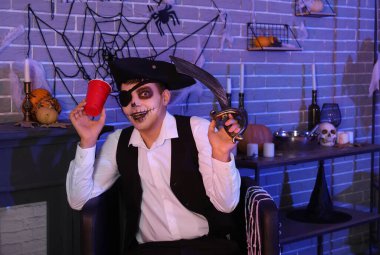 Cadılar Bayramı partisinde korsan gibi giyinmiş genç bir adam.