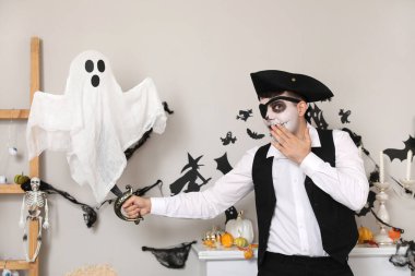 Cadılar Bayramı partisinde korsan gibi giyinmiş genç adam.