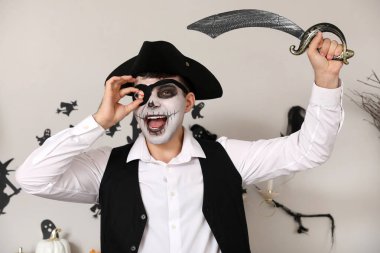 Cadılar Bayramı partisinde korsan gibi giyinmiş genç adam.