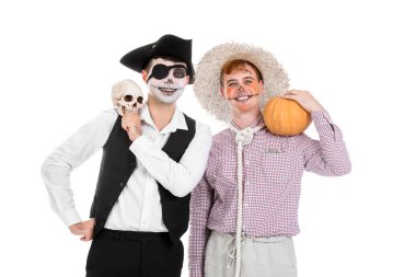 Cadılar Bayramı partisi için beyaz arka planda kostümlü genç adamlar.