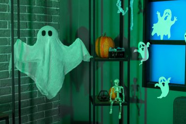 Karanlık odada Cadılar Bayramı dekorlu raflar.