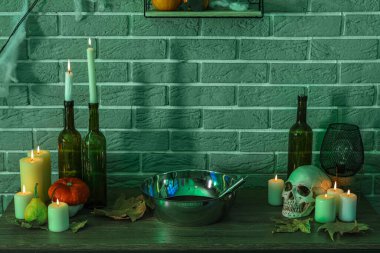 Balkabağıyla mum yakmak ve karanlık odada masanın üstünde Cadılar Bayramı dekoru