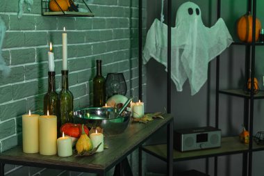 Karanlık odada Cadılar Bayramı dekoruyla mum yakmak.