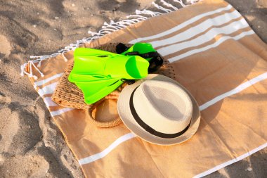 Şapkalı, çantalı ve yüzgeçli bir havlu.