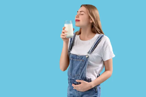 Jonge Zwangere Vrouw Met Melk Blauwe Achtergrond — Stockfoto