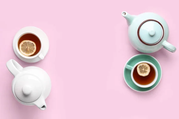 Tassen Mit Tee Und Teekannen Auf Rosa Hintergrund — Stockfoto