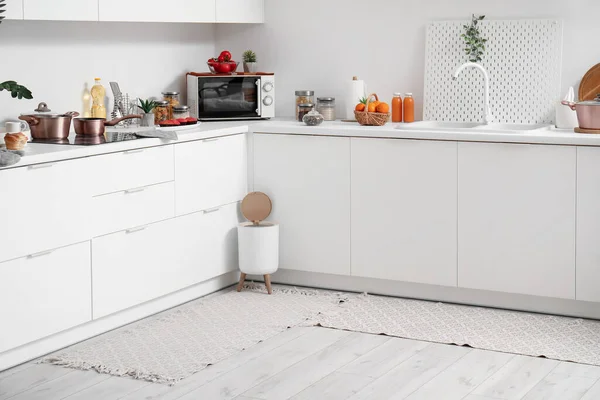 Interior Modern Kitchen Stylish Rug Trash Bin White Counters — Stock Photo, Image