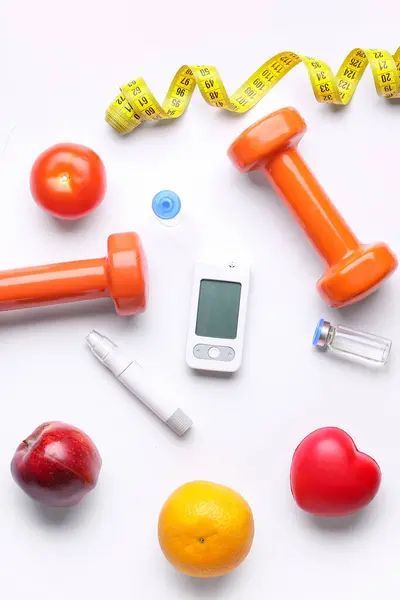 Glucomètre Fruits Haltères Sur Fond Blanc Concept Diabète — Photo