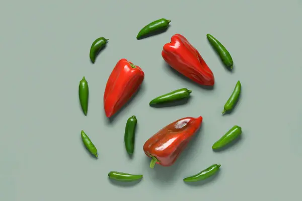 Olika Färsk Paprika Grön Bakgrund — Stockfoto